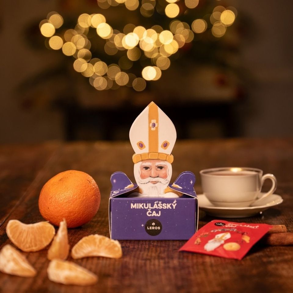 Vychutnejte si advent s naším novým Mikulášským čajem. Má rubínově červenou barvu a chutná po šťavnatých voňavých mandarinkách, laskavém dobromyslu a jiskřivém šípku. Hřejivé tóny hřebíčku a skořice doplňují sváteční atmosféru Mikulášské nadílky. Krabičku ilustrovala Lucie Talaber. 