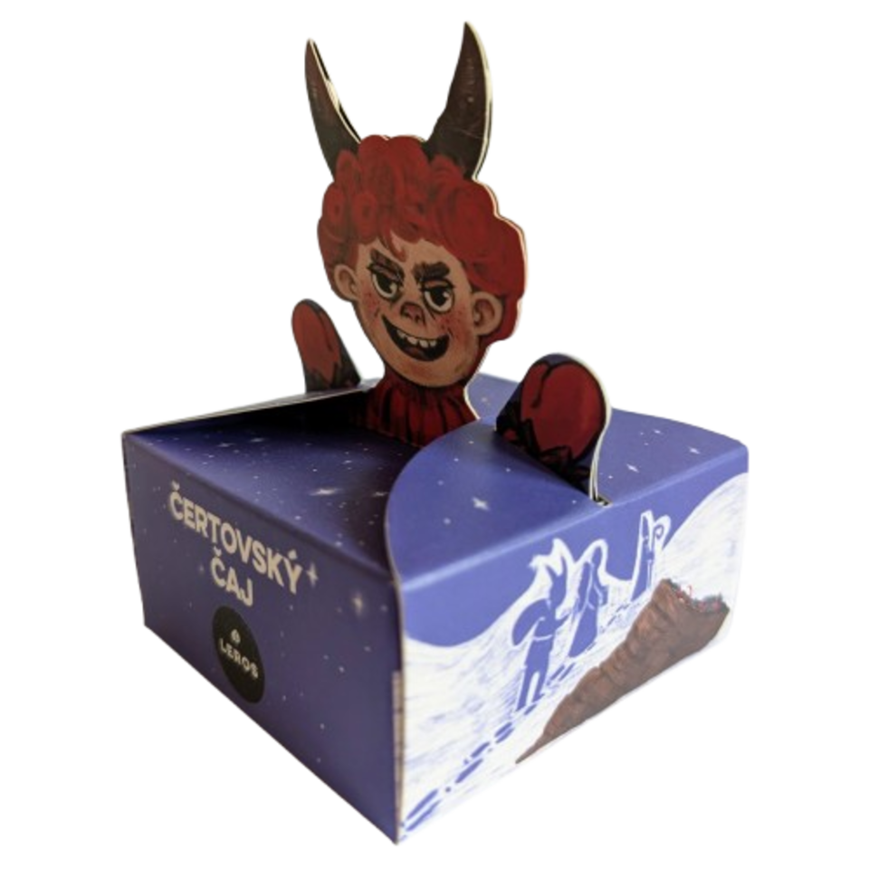 Vychutnejte si advent s naším novým Čertovským čajem. Chuť, kde se setkává temná síla země s ohněm. Objevte hloubku černého čaje Pu-erh doplněného špetkou čertova drápu a zjemněnou květy vlčího máku. Chilli, pepř a hřebíček dodají kořenitou pikantnost. Na první pohled vás okouzlí nádherná ručně malovaná krabička s motivem čerta od ilustrátorky Lucie Talaber, která z čaje dělá krásný drobný dárek.