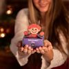 Vychutnejte si advent s naším novým Čertovským čajem. Chuť, kde se setkává temná síla země s ohněm. Objevte hloubku černého čaje Pu-erh doplněného špetkou čertova drápu a zjemněnou květy vlčího máku. Chilli, pepř a hřebíček dodají kořenitou pikantnost. Na první pohled vás okouzlí nádherná ručně malovaná krabička s motivem čerta od ilustrátorky Lucie Talaber, která z čaje dělá krásný drobný dárek.