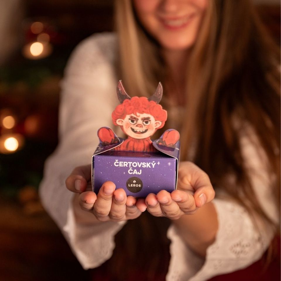 Vychutnejte si advent s naším novým Čertovským čajem. Chuť, kde se setkává temná síla země s ohněm. Objevte hloubku černého čaje Pu-erh doplněného špetkou čertova drápu a zjemněnou květy vlčího máku. Chilli, pepř a hřebíček dodají kořenitou pikantnost. Na první pohled vás okouzlí nádherná ručně malovaná krabička s motivem čerta od ilustrátorky Lucie Talaber, která z čaje dělá krásný drobný dárek.