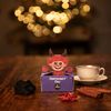 Vychutnejte si advent s naším novým Čertovským čajem. Chuť, kde se setkává temná síla země s ohněm. Objevte hloubku černého čaje Pu-erh doplněného špetkou čertova drápu a zjemněnou květy vlčího máku. Chilli, pepř a hřebíček dodají kořenitou pikantnost. Na první pohled vás okouzlí nádherná ručně malovaná krabička s motivem čerta od ilustrátorky Lucie Talaber, která z čaje dělá krásný drobný dárek.