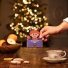 Vychutnejte si advent s naším novým Čertovským čajem. Chuť, kde se setkává temná síla země s ohněm. Objevte hloubku černého čaje Pu-erh doplněného špetkou čertova drápu a zjemněnou květy vlčího máku. Chilli, pepř a hřebíček dodají kořenitou pikantnost. Na první pohled vás okouzlí nádherná ručně malovaná krabička s motivem čerta od ilustrátorky Lucie Talaber, která z čaje dělá krásný drobný dárek.