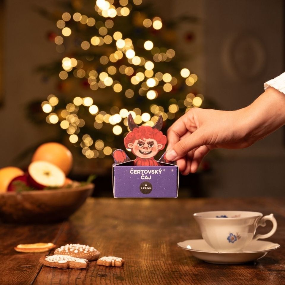 Vychutnejte si advent s naším novým Čertovským čajem. Chuť, kde se setkává temná síla země s ohněm. Objevte hloubku černého čaje Pu-erh doplněného špetkou čertova drápu a zjemněnou květy vlčího máku. Chilli, pepř a hřebíček dodají kořenitou pikantnost. Na první pohled vás okouzlí nádherná ručně malovaná krabička s motivem čerta od ilustrátorky Lucie Talaber, která z čaje dělá krásný drobný dárek.