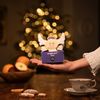 Vychutnejte si advent s naším novým Andělským čajem, který přináší harmonii a klid do každého šálku. Květ růže a zlatobýl dodají květový nádech, kardamom, honeybush a ostružiník plnost chutě. Špetka anděliky dodá nebeské kouzlo. Na první pohled vás navíc okouzlí nádherná ručně malovaná krabička s motivem anděla od ilustrátorky Lucie Talaber, která z čaje dělá krásný drobný dárek.