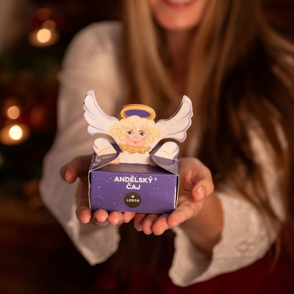 Vychutnejte si advent s naším novým Andělským čajem, který přináší harmonii a klid do každého šálku. Květ růže a zlatobýl dodají květový nádech, kardamom, honeybush a ostružiník plnost chutě. Špetka anděliky dodá nebeské kouzlo. Na první pohled vás navíc okouzlí nádherná ručně malovaná krabička s motivem anděla od ilustrátorky Lucie Talaber, která z čaje dělá krásný drobný dárek.