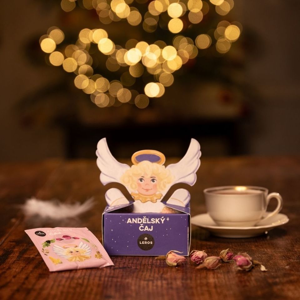 Vychutnejte si advent s naším novým Andělským čajem, který přináší harmonii a klid do každého šálku. Květ růže a zlatobýl dodají květový nádech, kardamom, honeybush a ostružiník plnost chutě. Špetka anděliky dodá nebeské kouzlo. Na první pohled vás navíc okouzlí nádherná ručně malovaná krabička s motivem anděla od ilustrátorky Lucie Talaber, která z čaje dělá krásný drobný dárek.