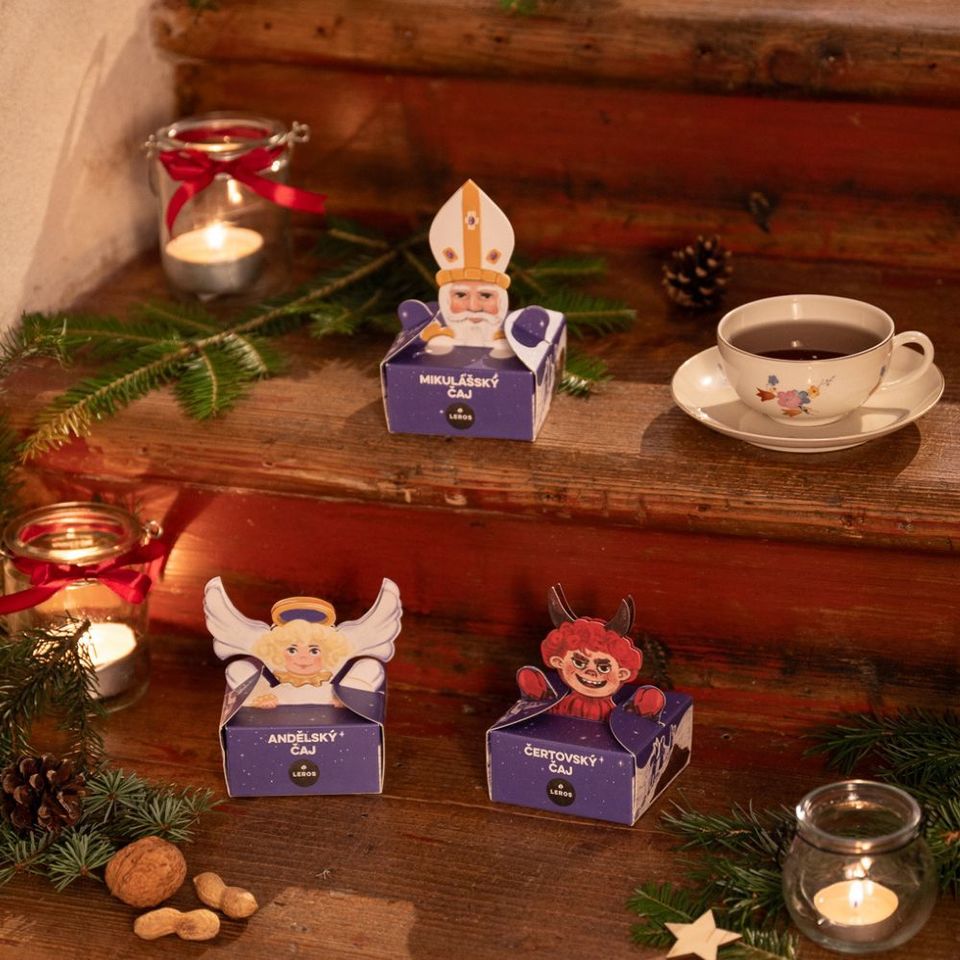 Vychutnejte si advent s naším novým Andělským čajem, který přináší harmonii a klid do každého šálku. Květ růže a zlatobýl dodají květový nádech, kardamom, honeybush a ostružiník plnost chutě. Špetka anděliky dodá nebeské kouzlo. Na první pohled vás navíc okouzlí nádherná ručně malovaná krabička s motivem anděla od ilustrátorky Lucie Talaber, která z čaje dělá krásný drobný dárek.
