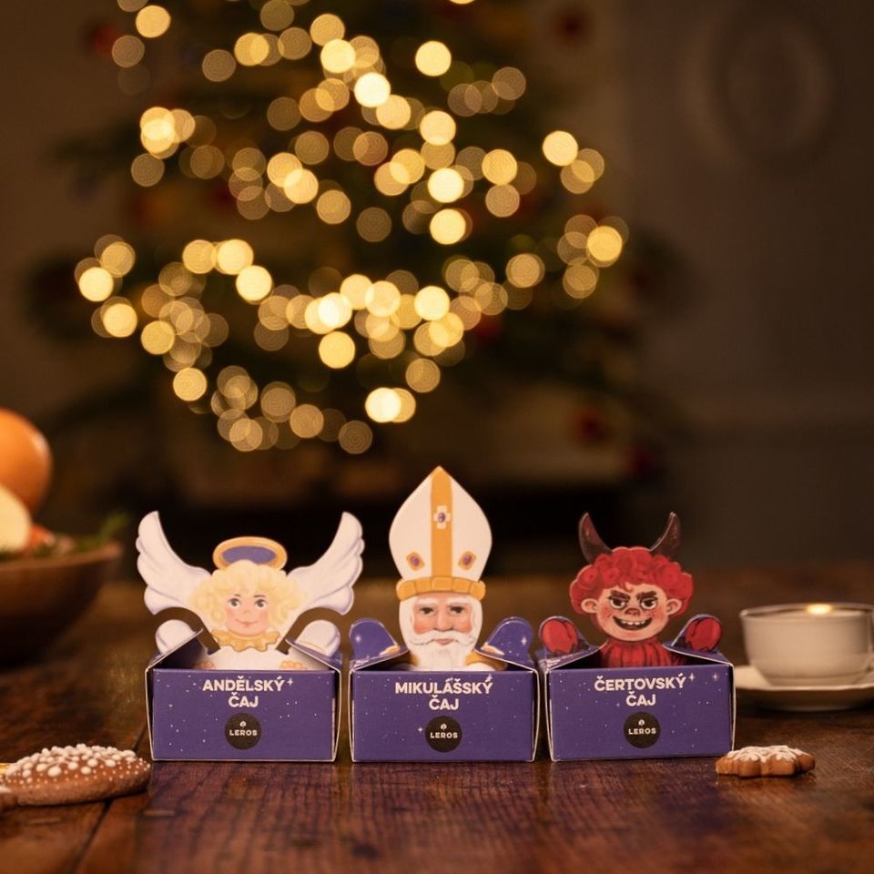 Vychutnejte si advent s naším novým Andělským čajem, který přináší harmonii a klid do každého šálku. Květ růže a zlatobýl dodají květový nádech, kardamom, honeybush a ostružiník plnost chutě. Špetka anděliky dodá nebeské kouzlo. Na první pohled vás navíc okouzlí nádherná ručně malovaná krabička s motivem anděla od ilustrátorky Lucie Talaber, která z čaje dělá krásný drobný dárek.