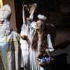 Vychutnejte si advent s naším novým Andělským čajem, který přináší harmonii a klid do každého šálku. Květ růže a zlatobýl dodají květový nádech, kardamom, honeybush a ostružiník plnost chutě. Špetka anděliky dodá nebeské kouzlo. Na první pohled vás navíc okouzlí nádherná ručně malovaná krabička s motivem anděla od ilustrátorky Lucie Talaber, která z čaje dělá krásný drobný dárek.