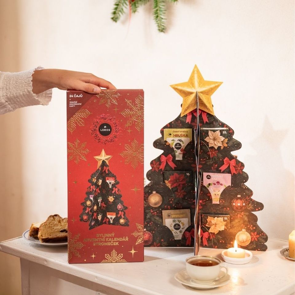 Spríjemnite si čakanie na Ježiška s naším bylinným adventným kalendárom v tvare stromčeka, ktorý tento rok prichádza v novom, vylepšenom dizajne. Stabilný štvorstranný stromček z pevnejšej kartonu s veľkou hviezdou na vrchole ukrýva 24 rôznych bylinných a ovocných čajov, zahrňujúc tri sviatočné novinky. Ako bonus na vás vo vnútri čaká 24 vianočných konverzačných kariet pre kúzelné a zmysluplné sviatočné chvíle.
