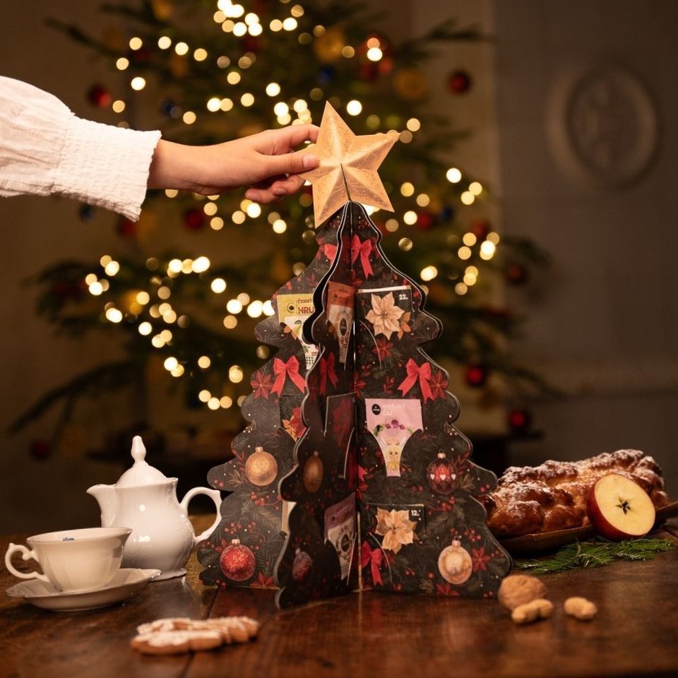 Spríjemnite si čakanie na Ježiška s naším bylinným adventným kalendárom v tvare stromčeka, ktorý tento rok prichádza v novom, vylepšenom dizajne. Stabilný štvorstranný stromček z pevnejšej kartonu s veľkou hviezdou na vrchole ukrýva 24 rôznych bylinných a ovocných čajov, zahrňujúc tri sviatočné novinky. Ako bonus na vás vo vnútri čaká 24 vianočných konverzačných kariet pre kúzelné a zmysluplné sviatočné chvíle.