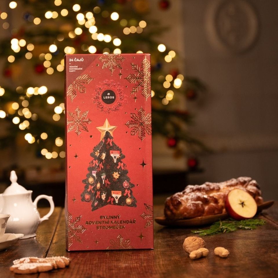 Spríjemnite si čakanie na Ježiška s naším bylinným adventným kalendárom v tvare stromčeka, ktorý tento rok prichádza v novom, vylepšenom dizajne. Stabilný štvorstranný stromček z pevnejšej kartonu s veľkou hviezdou na vrchole ukrýva 24 rôznych bylinných a ovocných čajov, zahrňujúc tri sviatočné novinky. Ako bonus na vás vo vnútri čaká 24 vianočných konverzačných kariet pre kúzelné a zmysluplné sviatočné chvíle.