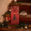 Spríjemnite si čakanie na Ježiška s naším bylinným adventným kalendárom v tvare stromčeka, ktorý tento rok prichádza v novom, vylepšenom dizajne. Stabilný štvorstranný stromček z pevnejšej kartonu s veľkou hviezdou na vrchole ukrýva 24 rôznych bylinných a ovocných čajov, zahrňujúc tri sviatočné novinky. Ako bonus na vás vo vnútri čaká 24 vianočných konverzačných kariet pre kúzelné a zmysluplné sviatočné chvíle.
