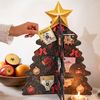 Spríjemnite si čakanie na Ježiška s naším bylinným adventným kalendárom v tvare stromčeka, ktorý tento rok prichádza v novom, vylepšenom dizajne. Stabilný štvorstranný stromček z pevnejšej kartonu s veľkou hviezdou na vrchole ukrýva 24 rôznych bylinných a ovocných čajov, zahrňujúc tri sviatočné novinky. Ako bonus na vás vo vnútri čaká 24 vianočných konverzačných kariet pre kúzelné a zmysluplné sviatočné chvíle.