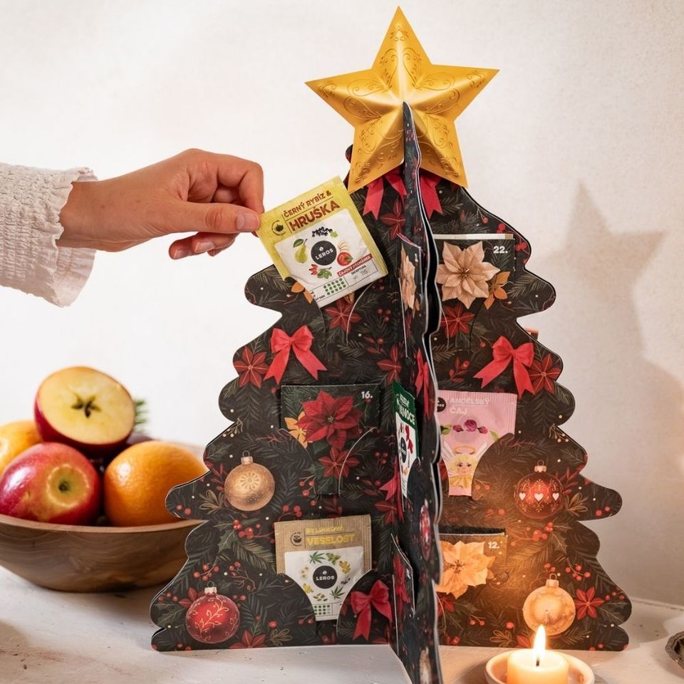 Spríjemnite si čakanie na Ježiška s naším bylinným adventným kalendárom v tvare stromčeka, ktorý tento rok prichádza v novom, vylepšenom dizajne. Stabilný štvorstranný stromček z pevnejšej kartonu s veľkou hviezdou na vrchole ukrýva 24 rôznych bylinných a ovocných čajov, zahrňujúc tri sviatočné novinky. Ako bonus na vás vo vnútri čaká 24 vianočných konverzačných kariet pre kúzelné a zmysluplné sviatočné chvíle.