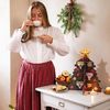 Spríjemnite si čakanie na Ježiška s naším bylinným adventným kalendárom v tvare stromčeka, ktorý tento rok prichádza v novom, vylepšenom dizajne. Stabilný štvorstranný stromček z pevnejšej kartonu s veľkou hviezdou na vrchole ukrýva 24 rôznych bylinných a ovocných čajov, zahrňujúc tri sviatočné novinky. Ako bonus na vás vo vnútri čaká 24 vianočných konverzačných kariet pre kúzelné a zmysluplné sviatočné chvíle.