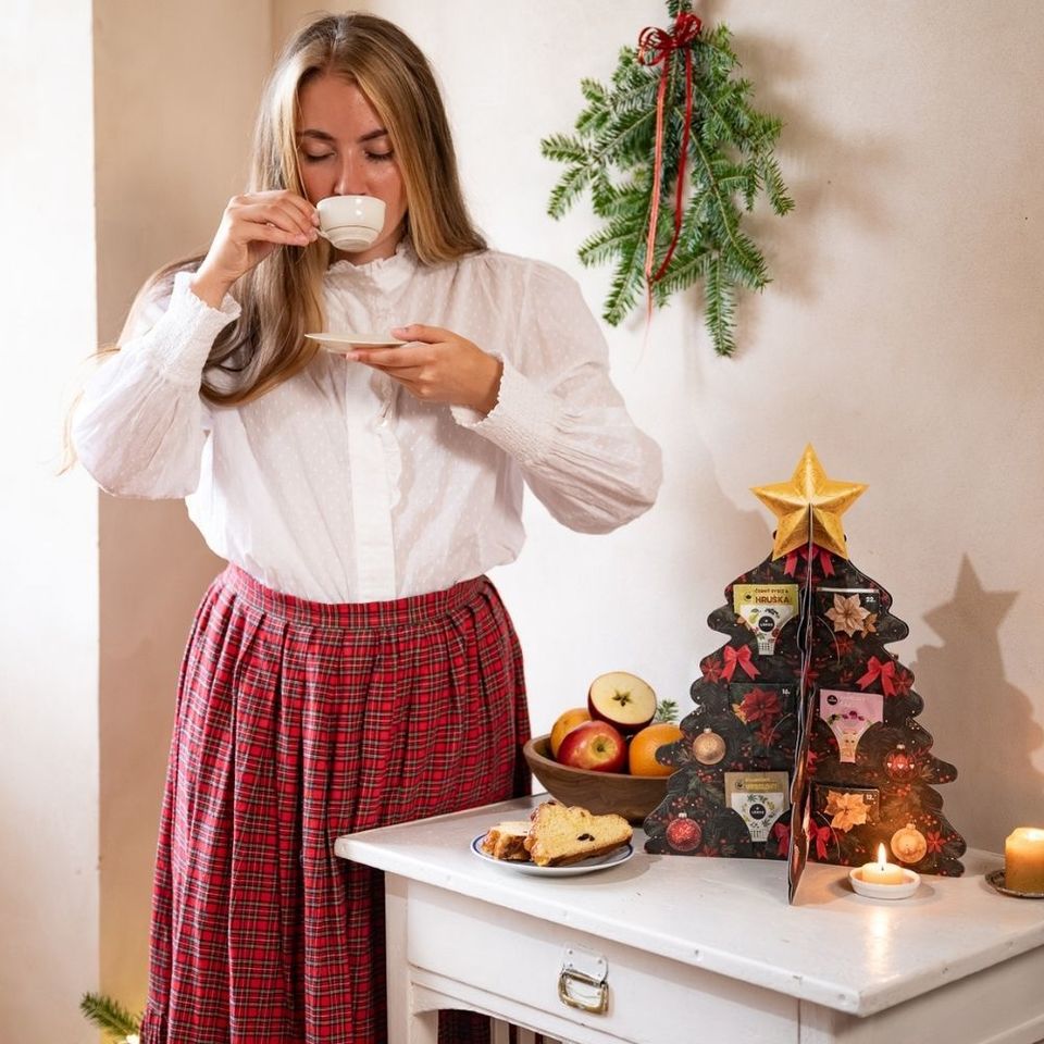 Spríjemnite si čakanie na Ježiška s naším bylinným adventným kalendárom v tvare stromčeka, ktorý tento rok prichádza v novom, vylepšenom dizajne. Stabilný štvorstranný stromček z pevnejšej kartonu s veľkou hviezdou na vrchole ukrýva 24 rôznych bylinných a ovocných čajov, zahrňujúc tri sviatočné novinky. Ako bonus na vás vo vnútri čaká 24 vianočných konverzačných kariet pre kúzelné a zmysluplné sviatočné chvíle.