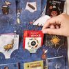 Zažijte kouzlo adventu s naším jedinečným závěsným bylinným adventním kalendářem Mikulášský průvod. Letos vás čekáním na Vánoce provede originální ručně malovaná ilustrace od Anny Podskalské. Každý den se můžete těšit na jeden z 24 bylinných čajů a kartičku s příběhem tradiční postavy mikulášské družiny. Postupným odebíráním kartiček se před vámi navíc den po dni odhalí celý obraz mikulášského průvodu. 