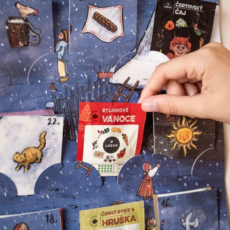 Zažijte kouzlo adventu s naším jedinečným závěsným bylinným adventním kalendářem Mikulášský průvod. Letos vás čekáním na Vánoce provede originální ručně malovaná ilustrace od Anny Podskalské. Každý den se můžete těšit na jeden z 24 bylinných čajů a kartičku s příběhem tradiční postavy mikulášské družiny. Postupným odebíráním kartiček se před vámi navíc den po dni odhalí celý obraz mikulášského průvodu. 