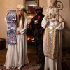 Zažijte kouzlo adventu s naším jedinečným závěsným bylinným adventním kalendářem Mikulášský průvod. Letos vás čekáním na Vánoce provede originální ručně malovaná ilustrace od Anny Podskalské. Každý den se můžete těšit na jeden z 24 bylinných čajů a kartičku s příběhem tradiční postavy mikulášské družiny. Postupným odebíráním kartiček se před vámi navíc den po dni odhalí celý obraz mikulášského průvodu. 