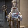 Zažijte kouzlo adventu s naším jedinečným závěsným bylinným adventním kalendářem Mikulášský průvod. Letos vás čekáním na Vánoce provede originální ručně malovaná ilustrace od Anny Podskalské. Každý den se můžete těšit na jeden z 24 bylinných čajů a kartičku s příběhem tradiční postavy mikulášské družiny. Postupným odebíráním kartiček se před vámi navíc den po dni odhalí celý obraz mikulášského průvodu. 