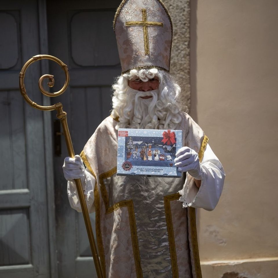 Zažijte kouzlo adventu s naším jedinečným závěsným bylinným adventním kalendářem Mikulášský průvod. Letos vás čekáním na Vánoce provede originální ručně malovaná ilustrace od Anny Podskalské. Každý den se můžete těšit na jeden z 24 bylinných čajů a kartičku s příběhem tradiční postavy mikulášské družiny. Postupným odebíráním kartiček se před vámi navíc den po dni odhalí celý obraz mikulášského průvodu. 