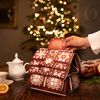 Zažijte kouzlo adventního období s naším pohádkovým bylinným adventním kalendářem ve tvaru chaloupky. Tento originální kousek s ilustrací od české designérky Hany Vyoralové v sobě ukrývá 24 rozmanitých bylinných a ovocných čajů – včetně tří adventních novinek. Každý den vás navíc potěší zajímavostí o českých vánočních tradicích a uvnitř chaloupky na vás čeká i malé tajemné překvapení. 