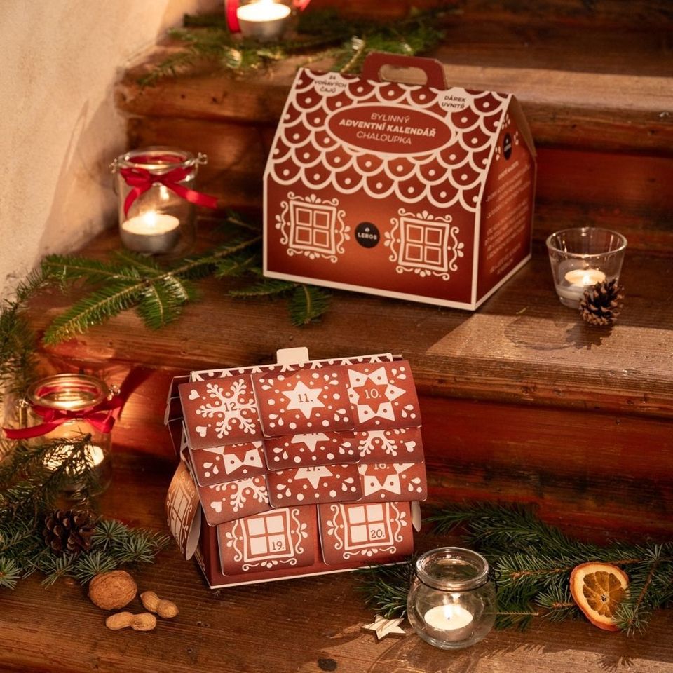 Zažijte kouzlo adventního období s naším pohádkovým bylinným adventním kalendářem ve tvaru chaloupky. Tento originální kousek s ilustrací od české designérky Hany Vyoralové v sobě ukrývá 24 rozmanitých bylinných a ovocných čajů – včetně tří adventních novinek. Každý den vás navíc potěší zajímavostí o českých vánočních tradicích a uvnitř chaloupky na vás čeká i malé tajemné překvapení. 