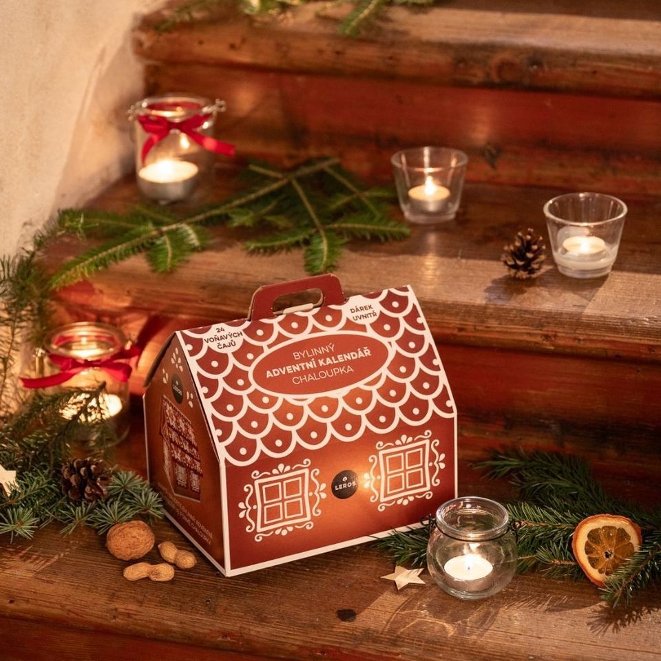 Zažijte kouzlo adventního období s naším pohádkovým bylinným adventním kalendářem ve tvaru chaloupky. Tento originální kousek s ilustrací od české designérky Hany Vyoralové v sobě ukrývá 24 rozmanitých bylinných a ovocných čajů – včetně tří adventních novinek. Každý den vás navíc potěší zajímavostí o českých vánočních tradicích a uvnitř chaloupky na vás čeká i malé tajemné překvapení. 