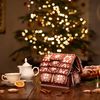 Zažijte kouzlo adventního období s naším pohádkovým bylinným adventním kalendářem ve tvaru chaloupky. Tento originální kousek s ilustrací od české designérky Hany Vyoralové v sobě ukrývá 24 rozmanitých bylinných a ovocných čajů – včetně tří adventních novinek. Každý den vás navíc potěší zajímavostí o českých vánočních tradicích a uvnitř chaloupky na vás čeká i malé tajemné překvapení. 
