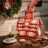 Zažijte kouzlo adventního období s naším pohádkovým bylinným adventním kalendářem ve tvaru chaloupky. Tento originální kousek s ilustrací od české designérky Hany Vyoralové v sobě ukrývá 24 rozmanitých bylinných a ovocných čajů – včetně tří adventních novinek. Každý den vás navíc potěší zajímavostí o českých vánočních tradicích a uvnitř chaloupky na vás čeká i malé tajemné překvapení. 