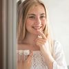 Malý zázrak ukrytý v elegantním kelímku. Vyživující balzám (15 g) s vůní červeného pomeranče a skořice zanechá vaše rty jemné, vyživené a chráněné před chladem. Limitovaná zimní edice kosmetiky LEROS HERBAL POETRY by Zuzana Osako vypráví prostřednictvím nádherné autorské ilustrace příběh dětí putujících zasněženou krajinou za hřejivou atmosférou tradičních Vánoc.