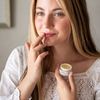 Malý zázrak ukrytý v elegantním kelímku. Vyživující balzám (15 g) s vůní červeného pomeranče a skořice zanechá vaše rty jemné, vyživené a chráněné před chladem. Limitovaná zimní edice kosmetiky LEROS HERBAL POETRY by Zuzana Osako vypráví prostřednictvím nádherné autorské ilustrace příběh dětí putujících zasněženou krajinou za hřejivou atmosférou tradičních Vánoc.