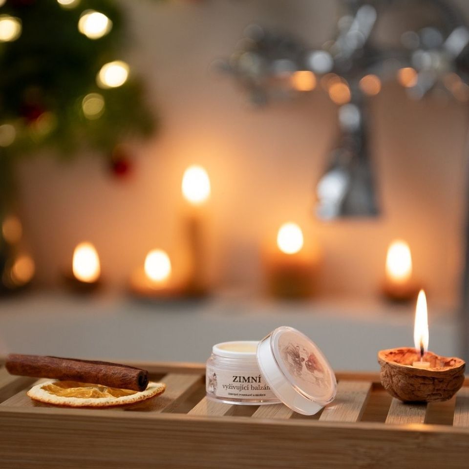 Malý zázrak ukrytý v elegantním kelímku. Vyživující balzám (15 g) s vůní červeného pomeranče a skořice zanechá vaše rty jemné, vyživené a chráněné před chladem. Limitovaná zimní edice kosmetiky LEROS HERBAL POETRY by Zuzana Osako vypráví prostřednictvím nádherné autorské ilustrace příběh dětí putujících zasněženou krajinou za hřejivou atmosférou tradičních Vánoc.