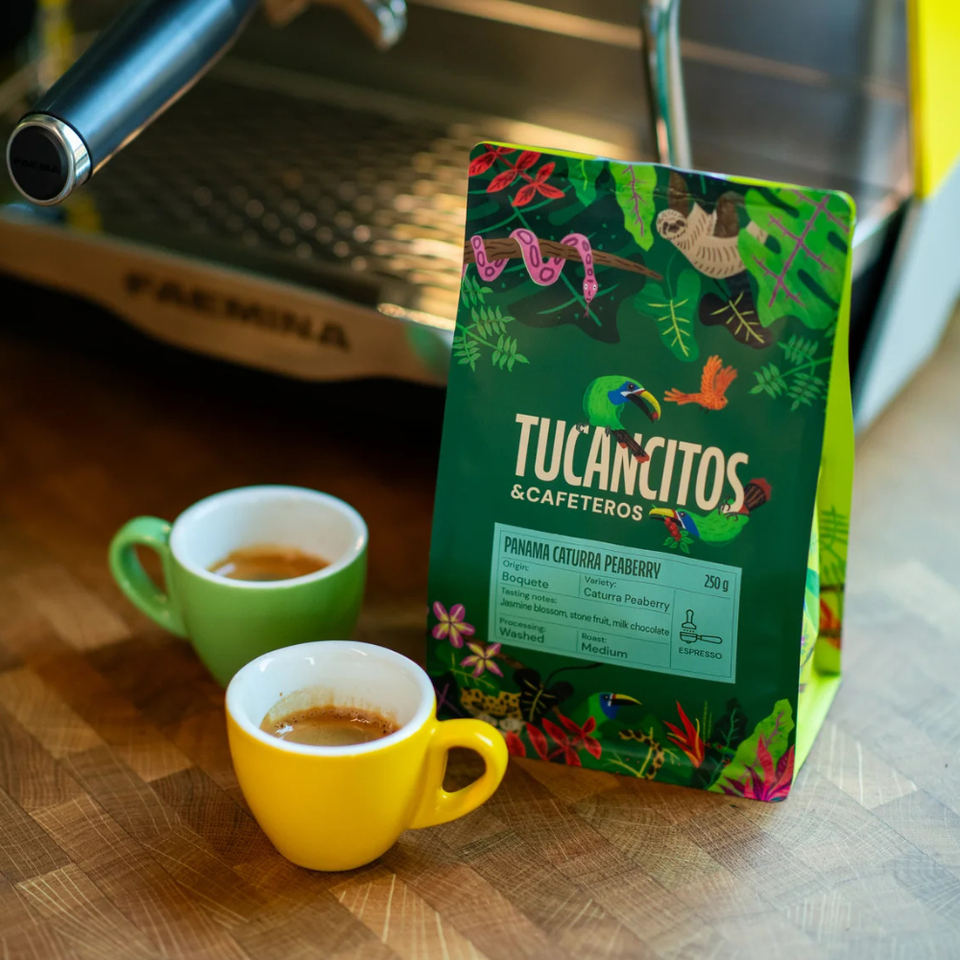 Káva Peaberry vyniká intenzivní vůní s výraznými květinovými tóny jasmínu a kávového květu. Je svěží, sladká a výrazná, ideální pro chvíle, kdy si chcete dopřát čistý a elegantní šálek s intenzivnějším chuťovým projevem.