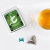 Pravý zelený cejlónsky čaj s jemne sladkou vôňou a chuťou lístkov marockej mäty vytvára lahodný a povzbudzujúci dar prírody.