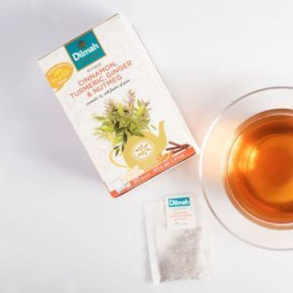 Aromatický a lahodný bylinný čaj dochutený karamelom a korením zo Srí Lanky. Nápoj tmavojantárovej farby vonia po karameli s dozvukom jemného korenia, škorice a zázvoru.