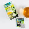 Kombináciou jemného zeleného čaju s chuťou a vôňou jazmínových kvetov vzniká veľmi delikátny a voňavý nápoj s povzbudzujúcimi a osviežujúcimi účinkami.