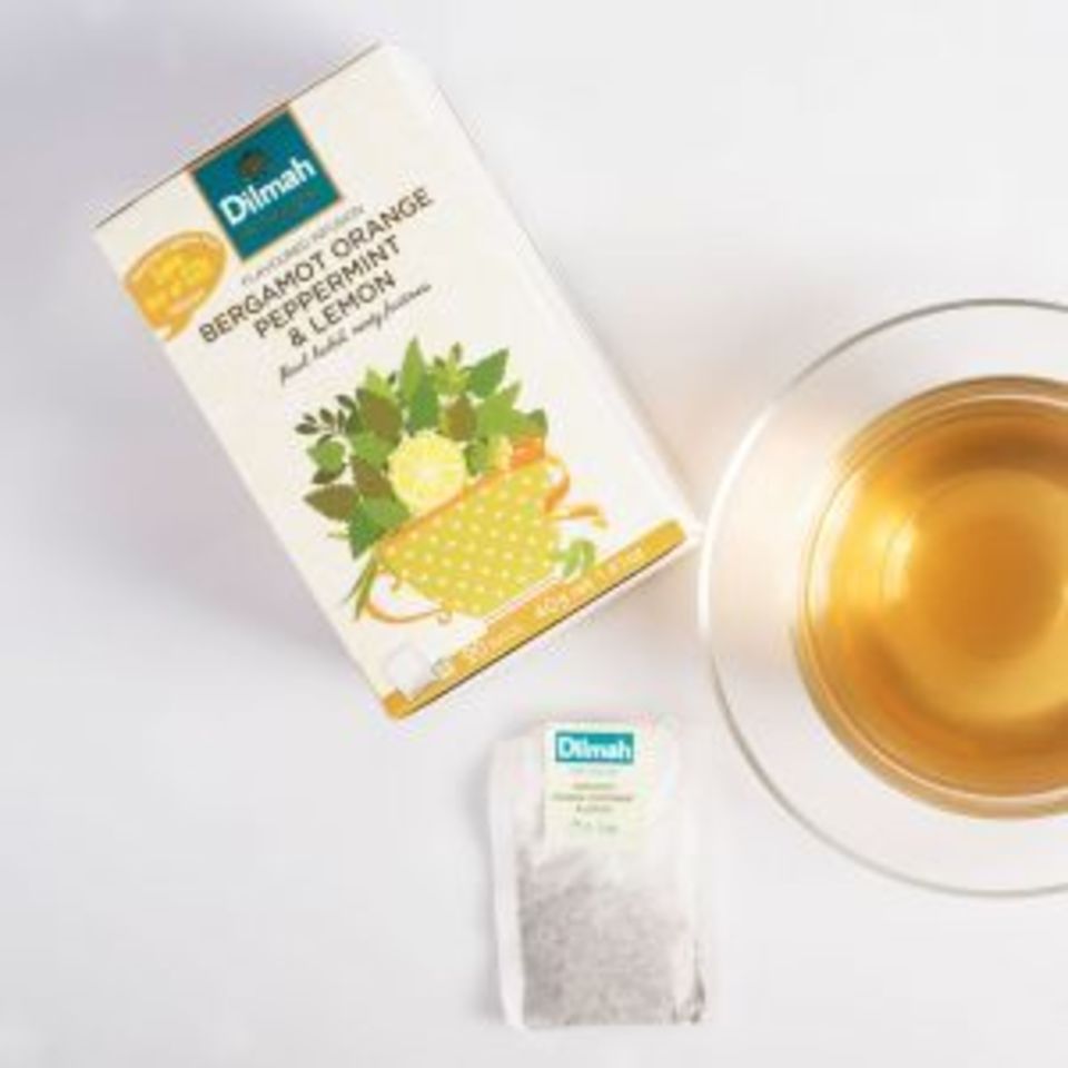 Lahodný bylinný čaj s citrusovou a peprmintovou vůní a příjemně nasládlou chutí, v níž se pomeranč doplňuje s kyselkavým bergamotem a svěží mátou.