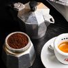 Na míru namíchaná směs arabiky a robusty z kávových zrn z Kolumbie, Brazílie a Indie. Extra silná káva s plným tělem, nízkou kyselostí a s hořkými tóny čokolády, doprovázena silným aroma. Trepallini Crudo je středně pražená káva s vyšším podílem robusty, která kávě přináší zemitější chuť, vyšší obsah kofeinu a výraznou cremu.