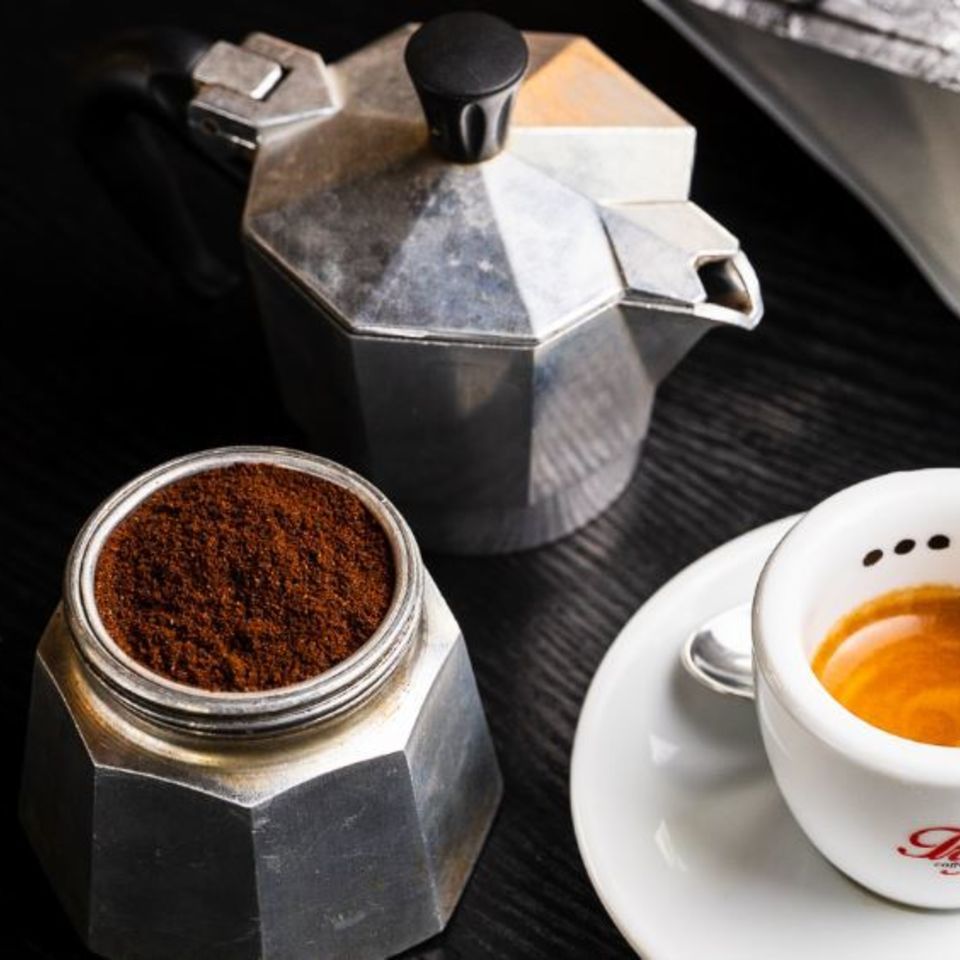 Na mieru namiešaná zmes arabiky a robusty z kávových zŕn z Kolumbie, Brazílie a Indie. Extra silná káva s plným telom, nízkou kyslosťou a s horkými tónmi čokolády, sprevádzaná silnou arómou. Trepallini Crudo je stredne pražená káva s vyšším podielom robusty, ktorá káve prináša zemitejšiu chuť, vyšší obsah kofeínu a výraznú cremu.