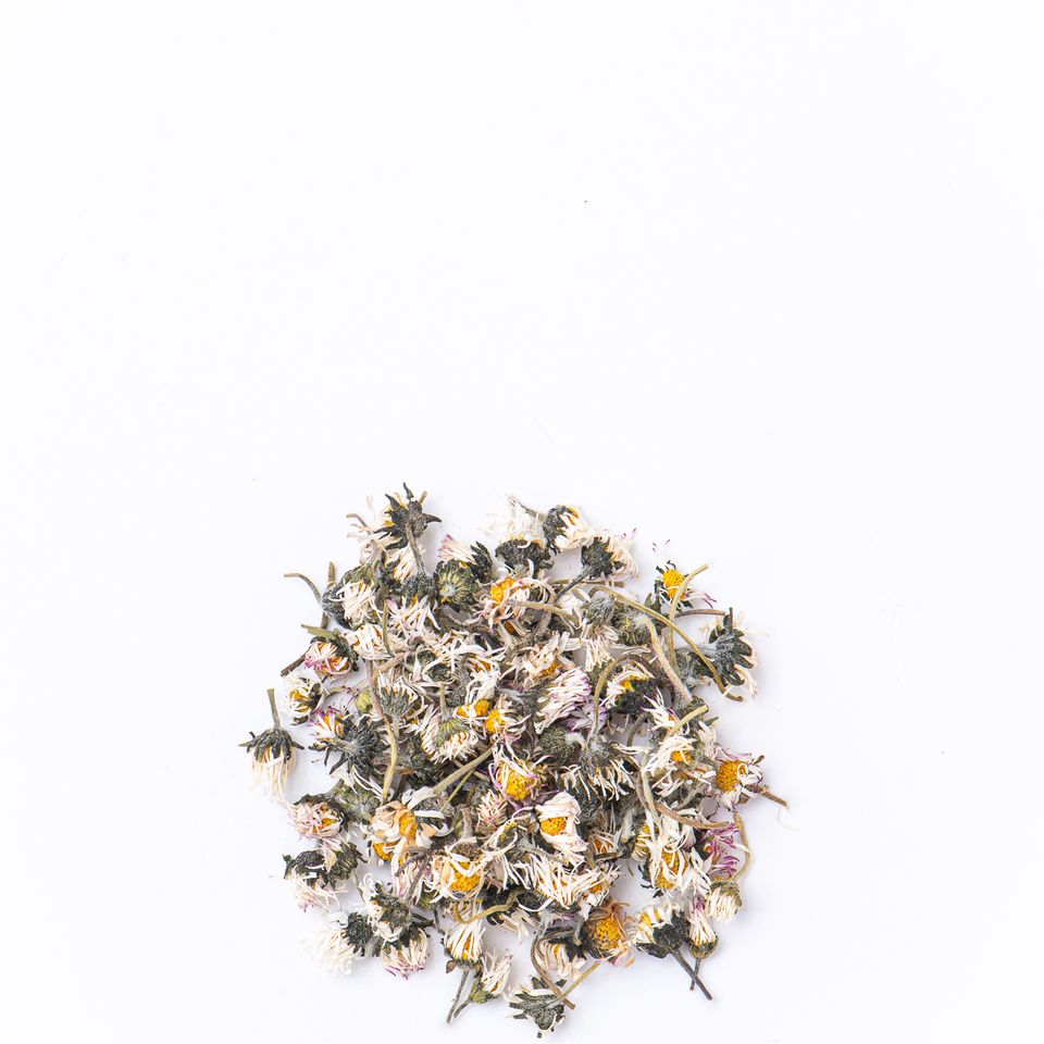 Sypaný čaj s velkými květy v dárkové plechovce.