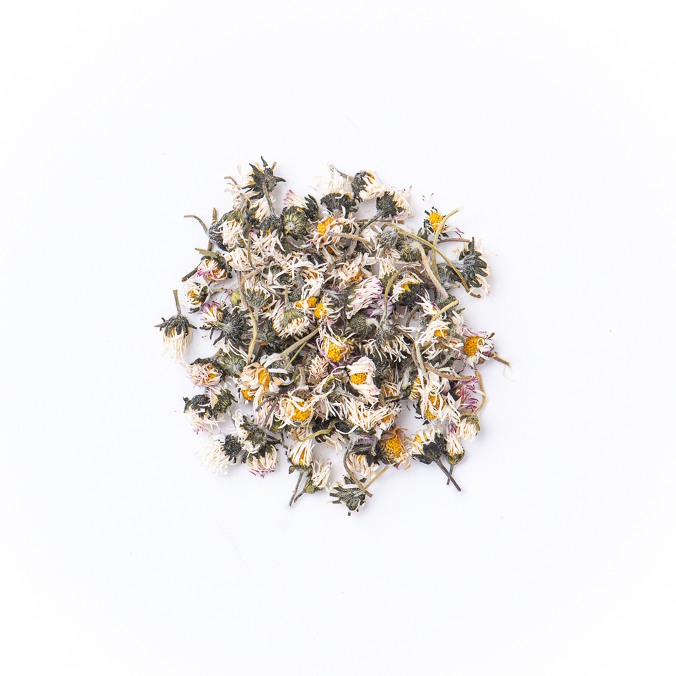 Sypaný čaj s velkými květy v dárkové plechovce.