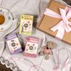 Balíček obsahuje 3x detský čaj: Slivka, Čerešňa, Jablko + ružového ručne háčkovaného medvedíka.