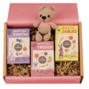Balíček obsahuje 3x dětský čaj: Švěstka, Třešeň, Jablko + růžového ručně háčkovaného medvídka. 