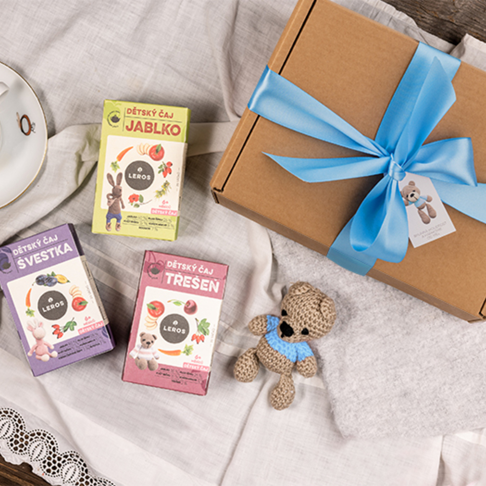 Balíček obsahuje 3x dětský čaj: Švěstka, Třešeň, Jablko + modrého ručně háčkovaného medvídka.