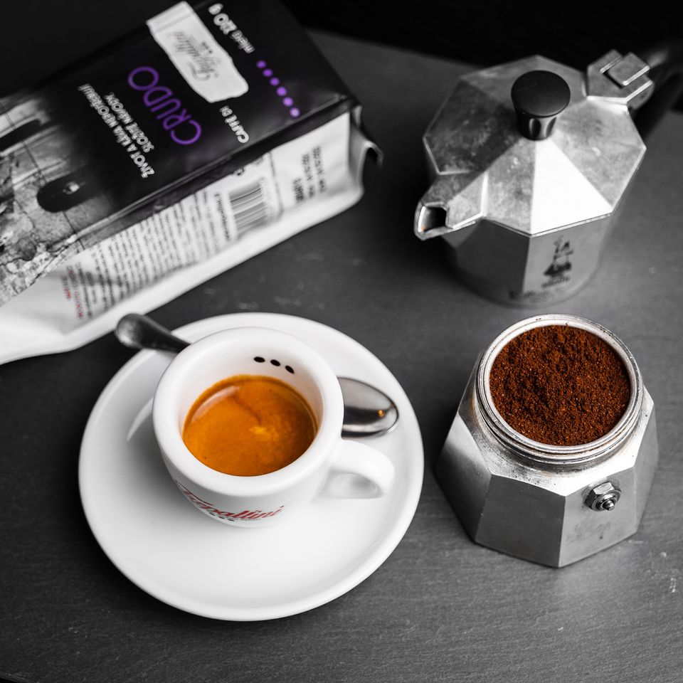 Připravte si doma Vaše oblíbené espresso tradičním způsobem za použití vysokého tlaku vodní páry s moka konvičkou značky PEZZETTI ITALEXPRESS. 