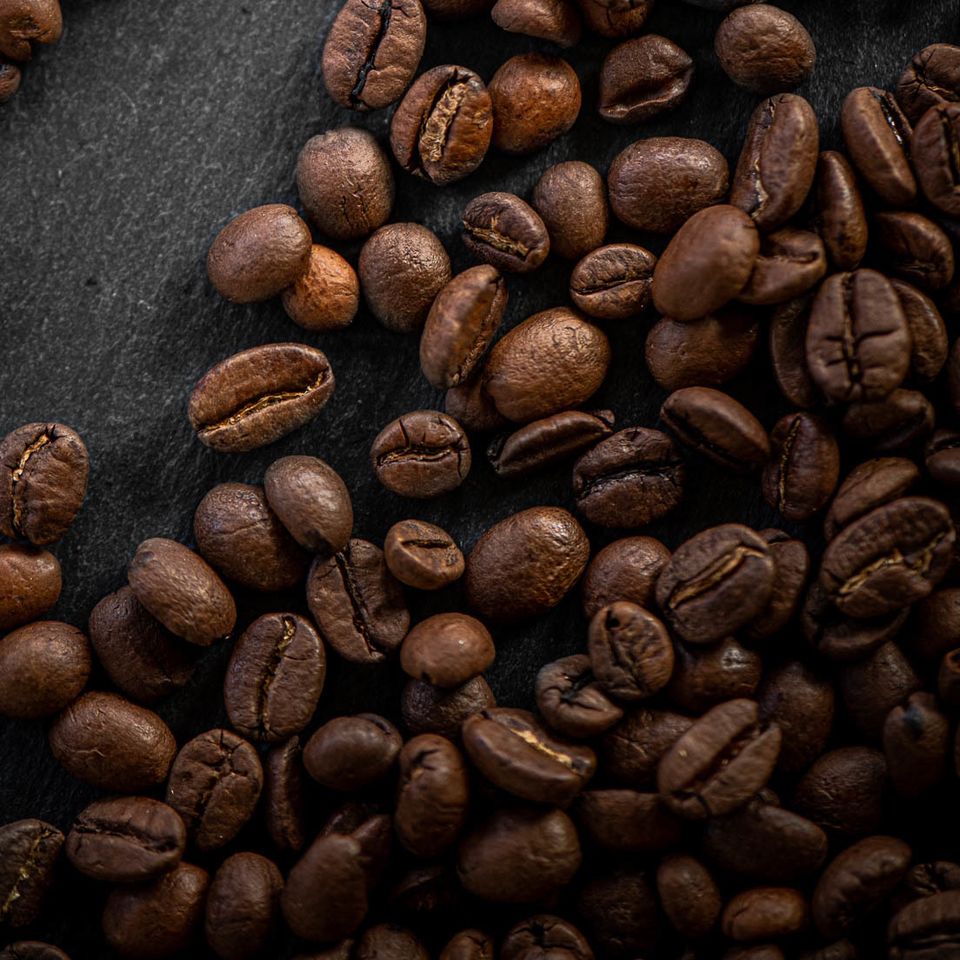 Limitovaná edice italské zrnkové kávy TREPALLINI PRO NEJ UČITELE/KU. Na míru namíchaná směs arabiky a robusty pražená postaru italským způsobem z kávových zrn z Kolumbie, Brazílie a Indie. Jedná se o kávu s plným tělem a nízkou kyselostí. I přes svoji jemnost vás překvapí příjemnou chutí kakaa s dozvukem sušeného ovoce. Zrnkovou kávu najdete v praktické plechovce. 