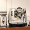Novinka roku: Faemina sa vracia ku koreňom a to k roku 1952, kedy bol predstavený prvý stroj pre domáce použitie. Dokonalá talianska káva kedykoľvek? To je kávovar Faemina. Prvý kávovar pre domácnosti uviedla Faema v roku 1952. Odvtedy sa všeličo zmenilo, láska ku kvalite však zostáva. S domácim kávovarom Faemina si pripravíte skvelú kávu na úrovni profesionálnych baristov. Okrem vône kávy navyše do vašej kuchyne prinesie aj nadčasový a originálny dizajn. Užite si prvotriedny kávový zážitok, ktorý si môžete vychutnať, kdekoľvek budete chcieť.