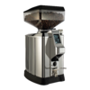 Mlýnek kávy Faema Touch & Match představuje spolehlivý a léty prověřený výrobek s kvalitním výkonem. I mletí kávy může být příjemným zážitkem, když zvolíte ten správný nástroj. Profesionální mlýnek na kávu FAEMA ON DEMAND nabízí vylepšený design a spolehlivý výkon, který z něj dělá nepostradatelného pomocníka každého baristy.